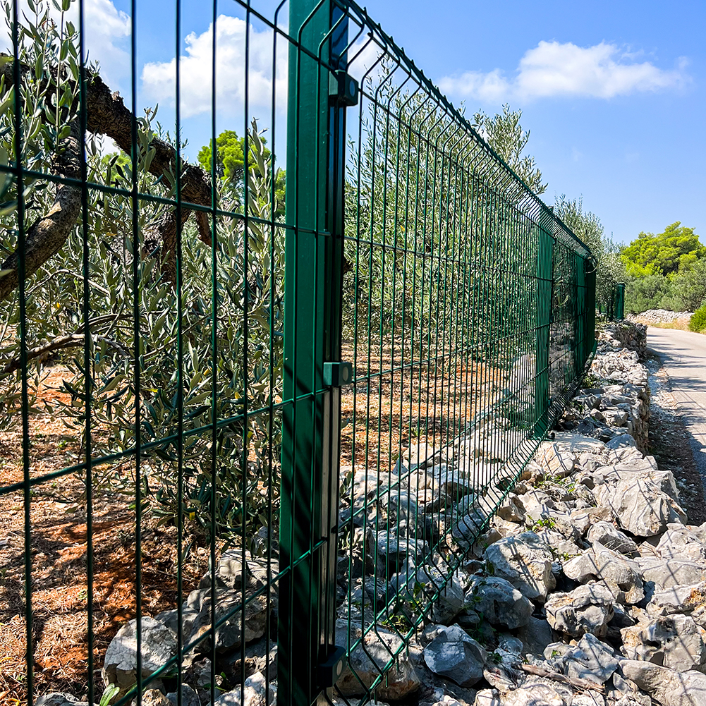 Panou gard bordurat verde vopsit in camp electrostatic RAL 6005