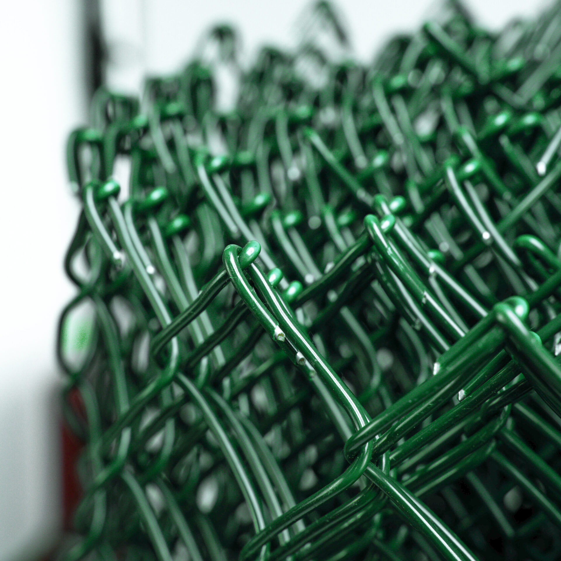plasa impletita verde cu ochiuri de 50x50 ambalat in rulouri necompactate